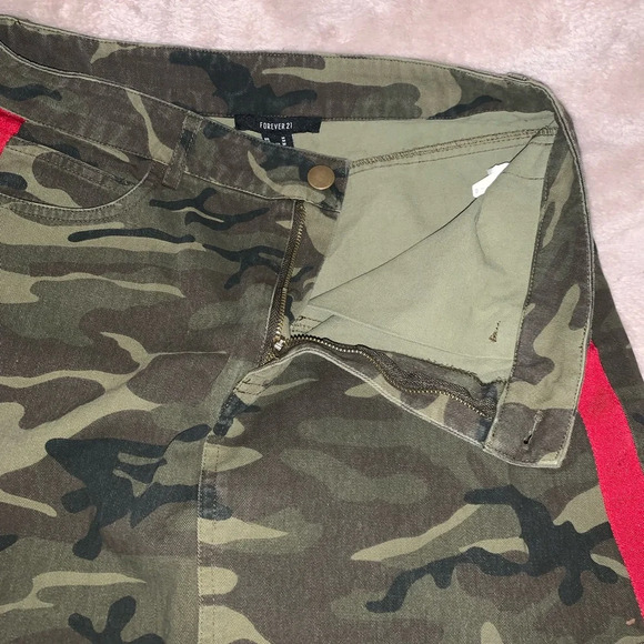 Forever 21 camo mini skirt - Picture 3 of 6